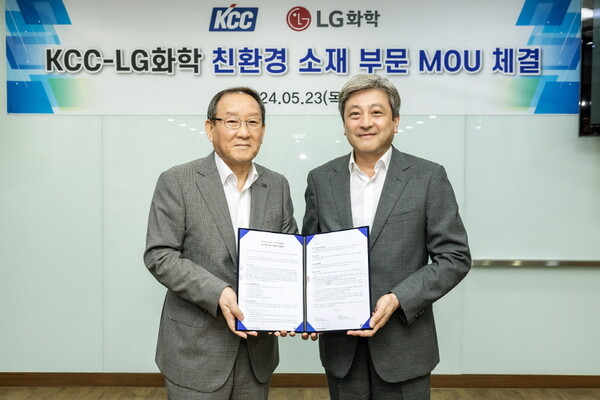 (오른쪽부터) LG화학 CTO 이종구 부사장과 KCC CTO 김상훈 부사장