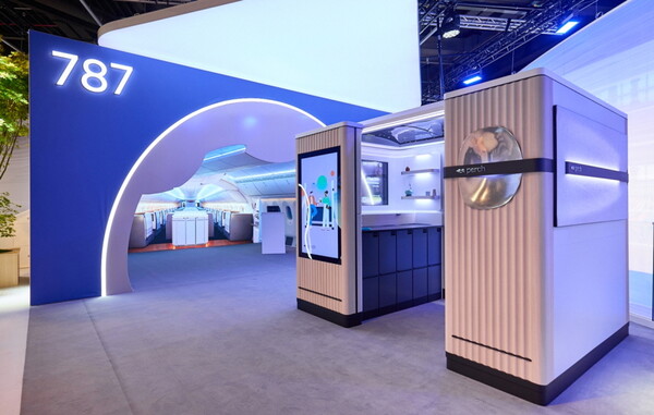 LG디스플레이는 보잉, LIG넥스원과 함께 커브드, 투명 등 다양한 크기와 폼팩터(Form Factor)의 OLED 패널 적용한 항공기 내부 인테리어 컨셉트를 공개했다.