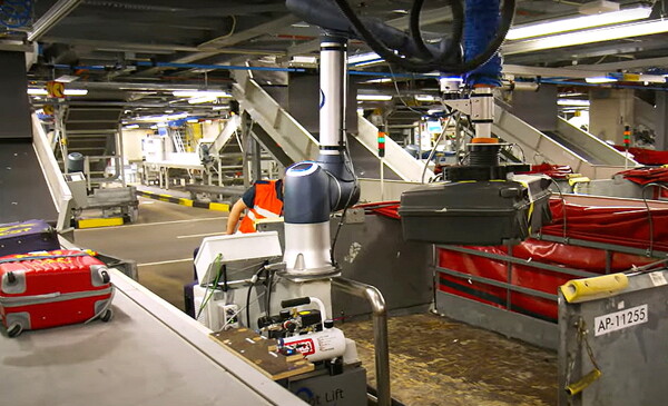 네덜란드 스키폴 국제공항에 공급된 협동로봇 수하물 처리 솔루션