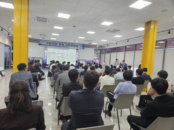 경상남도가 기계·방산 기업에 기술 지원부터 인력 양성까지 디지털전환 전주기 지원을 추진한다. 기계·방산 기업 대상 제조 디지털전환 기업지원 설명회 현장