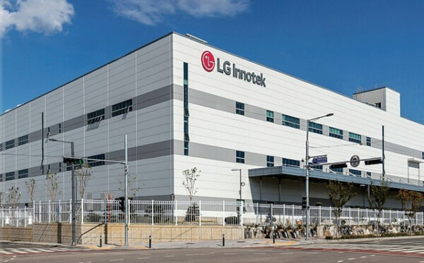 LG이노텍은 지난해 업계 최초로 ‘AI 공정 레시피’를 회사의 주력 제품인 고사양 카메라 모듈 공정에 적용했다.
