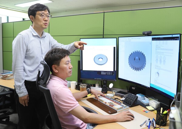 한국기계연구원 가상공학플랫폼연구본부 신뢰성연구실 백동천 실장과 김영기 선임연구원이 3D 설계를 할 수 있는 KIMM-CAD에 대해 설명하고 있다.