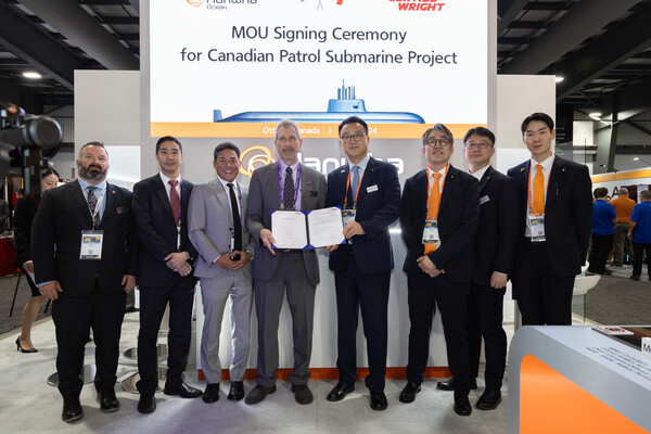 (오른쪽 네 번째부터) 한화오션 특수선사업부장 이용욱 부사장과 Curtiss-Wright Indal Technologies 돈 맥케이(Don McKay) 영업 및 사업개발 담당