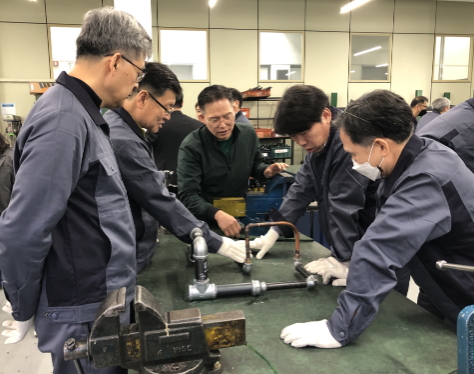 4060 교육생들이 한국폴리텍대학 서울정수캠퍼스 지능형에너지설비과 신중년특화과정 공조냉동 실습 수업을 듣고 있다.