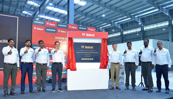 두산밥캣 스캇 박 부회장(왼쪽 네 번째)과 박형원 ALAO 지역장(왼쪽 다섯 번째) 등 임직원이 첸나이 공장 증설을 기념하는 현판 제막식을 마치고 기념 사진을 촬영하고 있다.