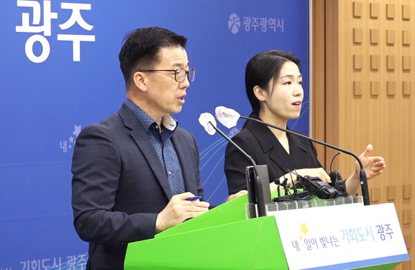 최태조 광주시 미래차산업과장이 지난 4일 시청 브리핑룸에서 ‘EV배터리 접합기술 실증기반 구축’ 공모 선정 결과를 발표하고 있다.