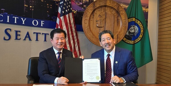 (왼쪽부터) 강석진 중진공 이사장과 브루스 해럴 시애틀시장
