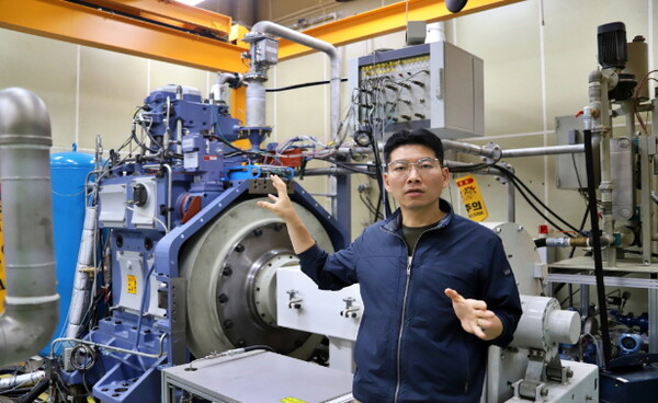 한국기계연구원 박철웅 책임연구원이 선박용 MW급 LNG-암모니아 혼소 엔진 연소 기술에 대해 설명하고 있다.