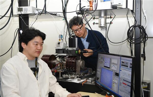 KRISS 양승모 선임연구원(좌)과 황찬용 책임연구원(우)이 2차원에서 구현한 스커미온 소자의 성능을 측정하고 있다. 