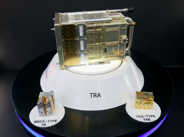 한화시스템이 ADEX 2023 전시회에서 선보인 AESA 레이다의 핵심 부품인 브릭형 TRB(좌측)와 부피를 50%가량 줄인 타일형 TRB(우측)
