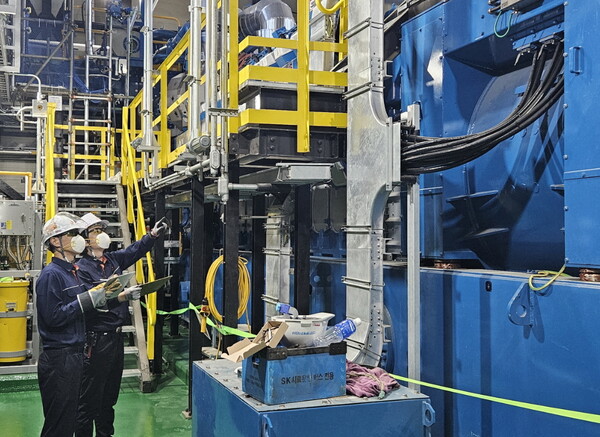 SK에너지가 에너지 효율이 높은 가스엔진 열병합발전시스템을 만들어 이산화탄소 배출량은 물론 운용비용까지 줄이고 있다. (사진) SK이노베이션 울산CLX 구성원들이 가스엔진 발전기를 점검하고 있다.