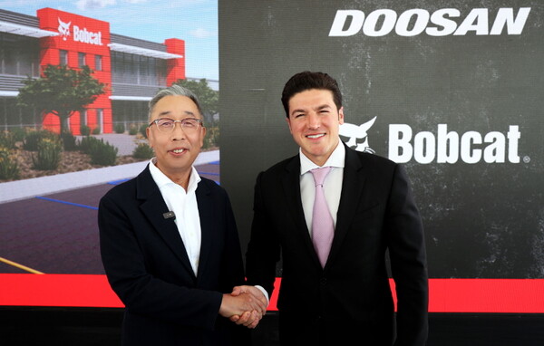 (왼쪽부터) 박지원 두산그룹 부회장과 사무엘 가르시아 누에보레온 주지사