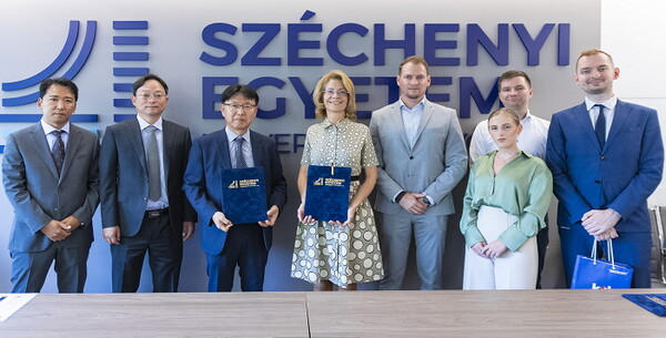 (왼쪽 세 번째부터) KTL 송준광 미래융합기술본부장, 세체니 이스트반 대학교 에스더 루카스 부총장 