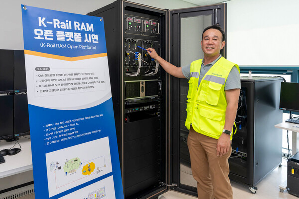 송용수 철도연 책임연구원이 오송 철도종합시험선에서 K-철도 RAM 통신분야 현장시험을 진행하고 있다.