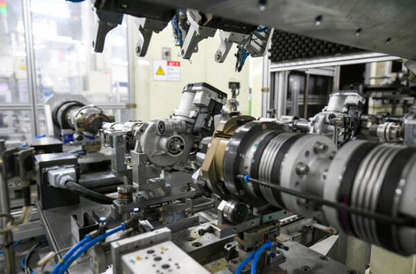 현대모비스가 소리를 활용한 인공지능 시스템을 개발해 생산 현장에 적용한다. 제품 검수 과정에서 발생하는 미세한 소리를 듣고 인공지능이 품질 정확도를 판정하는 방식이다. 