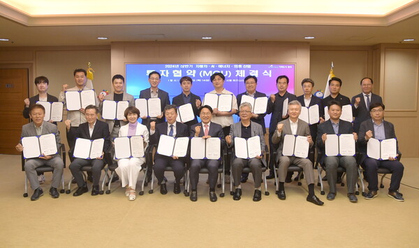 강기정 광주광역시장(앞줄 왼쪽 다섯 번째)이 20일 오후 시청 비즈니스룸에서 자동차‧AI‧에너지‧의료산업 관련 21개사와 투자협약을 체결한 후 기념촬영을 하고 있다. 