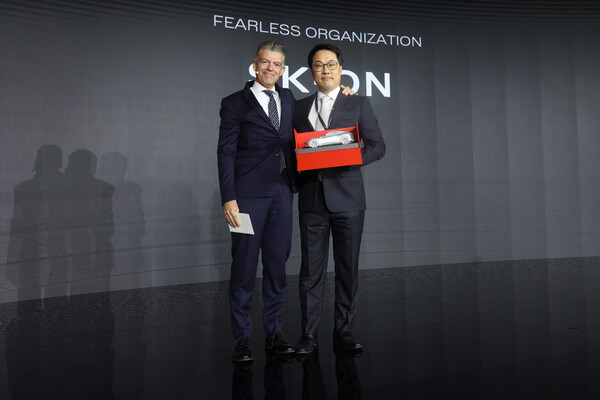 (오른쪽부터) 정구필 SK온 EU세일즈 담당과 지안마리아 풀겐지(Gianmaria Fulgenzi) 페라리 최고 제품개발 책임자(CPDO)