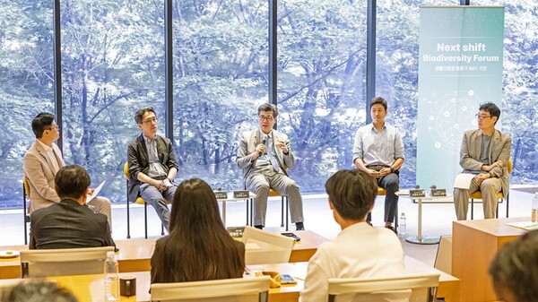 SK하이닉스 ‘넥스트 쉬프트 생물다양성 포럼’ 현장. (왼쪽부터) SK하이닉스 김용성 팀장, 환경부 이재호 연구관, 상명대 김창배 교수, 마이크로소프트 이종호 이사, 숲과나눔재단 최준호 소장
