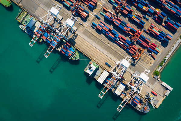 2024년 상반기 수출은 전년 대비 +9.1% 증가한 3,348억 달러를 기록, 분기기준 수출 증가율도 작년 4분기 이후 확대되고 있다. 수입은 3,117억 달러로 △6.5% 감소하였고, 무역수지는 2018년 이후 상반기 기준 최대 규모인 +231억 달러 흑자를 달성했다.