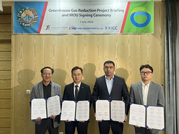 (왼쪽부터) 신용원 KICC 대표, 박종필 서부발전 탄소중립부장, 주마노프 자헝기르 소비탈리예비치(Jumanov Jahongir Sobitalievich) 푸르카트 시장, 홍승현 한국투자증권 카본솔루션부장