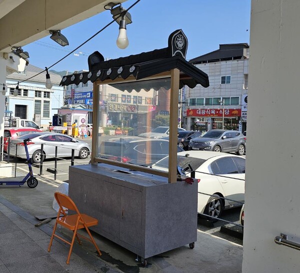 충주시 청년몰에 설치한 나노 투명 스크린(시연 전)