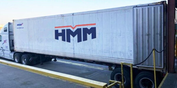 HMM의 리퍼 컨테이너를 통해 캘리포니아산 오렌지가 운송되고 있다. 