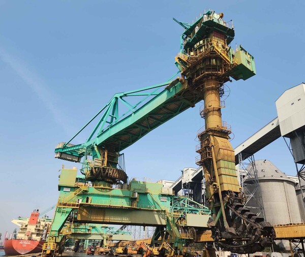 포스코플로우에서 제공한 CSU(Continuous Ship Unloader, 연속식 하역기)