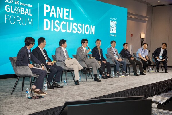 2023년 SK이노베이션 글로벌포럼에 참석한 패널들이 토론을 진행하고 있는 모습