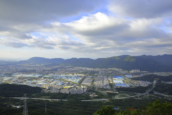 산업연구원(KIET)은 10일 ‘지역 첨단산업 육성을 위한 슈퍼클러스터 구축 전략과 과제’ 보고서를 통해 초지역적 협력 기반의 공간적 유연성을 지향하는 슈퍼클러스터 모델을 제안하였다.