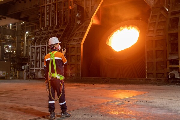 광양제철소 관계자가 제강 공장에서 전로에 쇳물이 장입되는 모습을 확인하고 있다.