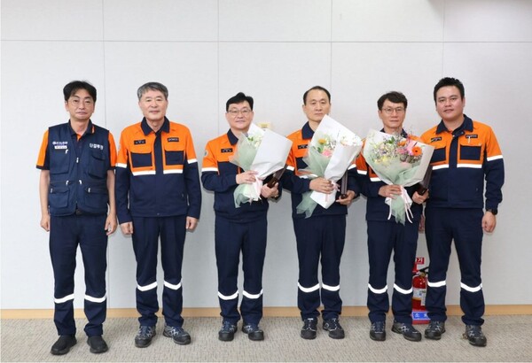 (왼쪽부터) 김성호 포스코노동조합 위원장, 이시우 포스코 대표이사 사장, 서정훈 과장, 이원종 파트장, 정원채 파트장, 이본석 포스코 노경협의회 전사 근로자 대표