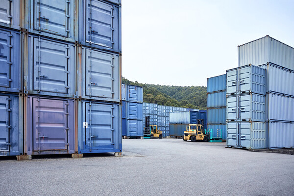 홍해 사태 장기화, 중국발 밀어내기 물동량 증가 등으로 최근 글로벌 해상운임이 가파르게 상승하며 수출기업의 우려가 커지고 있다.