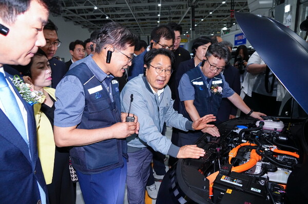 강기정 광주시장이 15일 오전 광산구 빛그린산단 광주글로벌모터스(GGM)에서 열린 ‘캐스퍼 EV 양산’ 기념식에 참석해 윤몽현 GGM 대표이사 등 내빈들과 전기차 엔진을 살펴보고 있다.