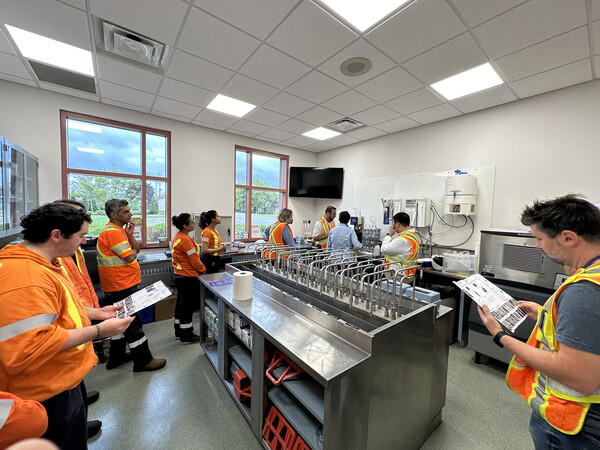 캐나다 정수처리장에서 시장개척단 참여 기업이 기술을 시연하고 있다.