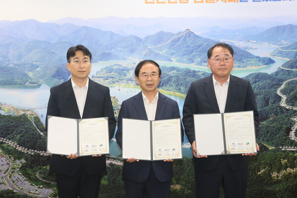 (왼쪽부터) 최범락 뉴트라코어 대표, 심민 임실군수, 김종훈 전북도 경제부지사