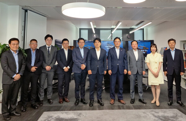 현지시각 7월 22일 포스코플로우 독일 프랑크푸르트 영업지사 개소식에 참석한 대내외 관계자들이 기념촬영을 하고 있다.