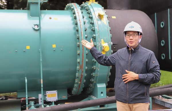 기계연 김정철 선임연구원이 친환경 물 냉매 냉각 시스템에 대해 설명하고 있다.