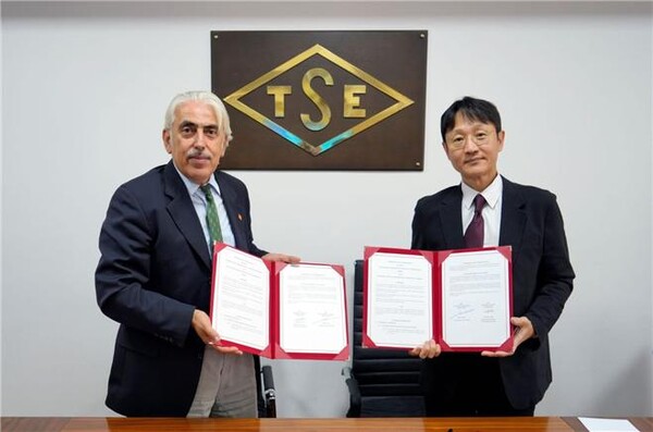 (오른쪽부터) KTL 신현규 시스템에너지본부장과 TSE 일하미 악투르크 부원장