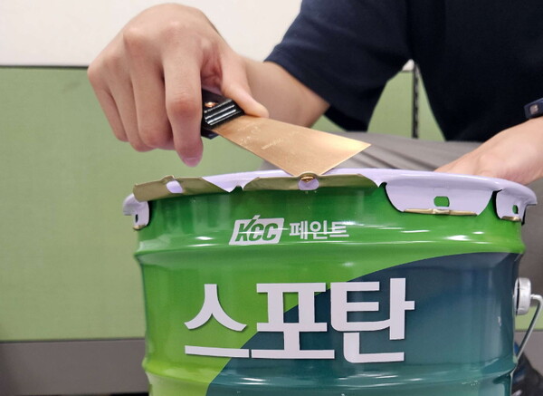 KCC가 도장 업무 효율을 높이고 안전사고를 예방하기 위해 18리터 원형캔 뚜껑을 개선했다.