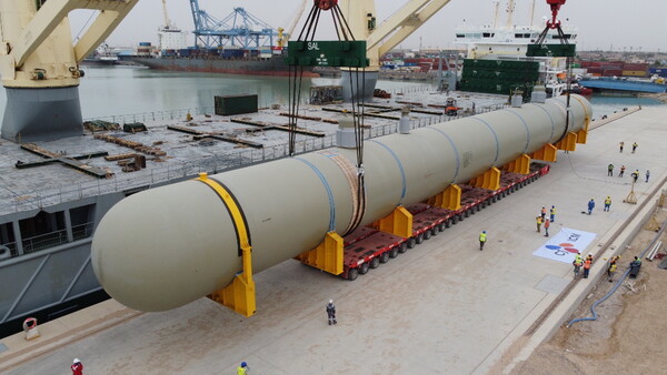 CJ대한통운이 정교한 하중 분산 기술을 기반으로 이라크 초중량물 운송을 성공적으로 수행했다.