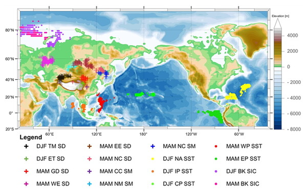 한국 폭염일수 예측을 위해 선별된 지면 및 해수면 변수의 지리적 위치. 겨울(DJF)과 봄(MAM)의 적설 깊이(SD), 토양 수분(SM), 해수면 온도(SST), 해빙 농도(SIC)가 사용되었다.