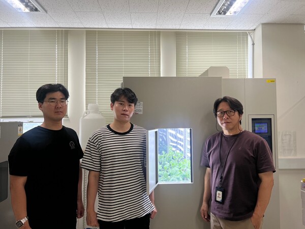 한국원자력연구원 권순재 박사(맨 오른쪽) 연구팀이 방사선육종을 통해 국산 잠두 신품종 원잠1호를 개발했다.