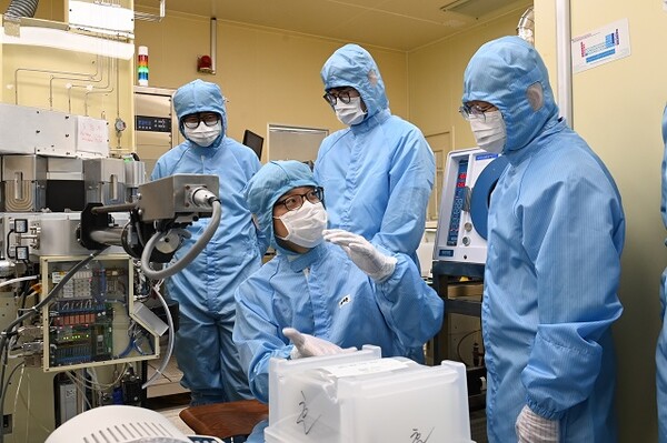 한국전자통신연구원(ETRI)이 개발한 디스플레이 소자 설계 및 공정기술이 충남TP 디스플레이혁신공정단에 기술이전되어 디스플레이 분야 기술 개발은 물론, 소부장 기업 지원에 적극 활용될 전망이다.