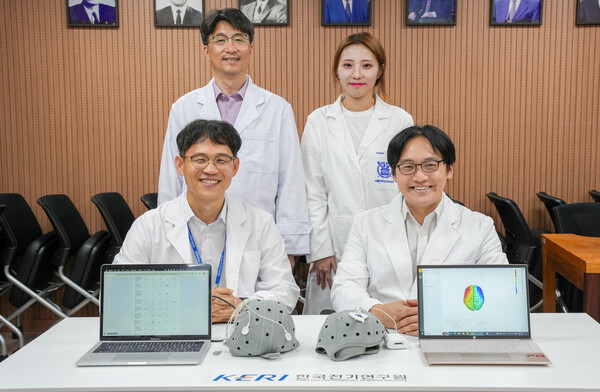 대사증후군 치료 및 관리를 위한 '생체 신경 자극 기술'을 개발하고 있는 KERI 신기영 박사(앞줄 왼쪽) 및 서울대병원 최형진 교수(앞줄 오른쪽) 연구팀