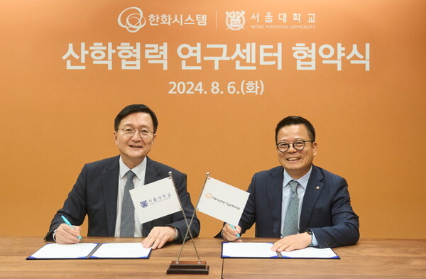 한화시스템은 지난 6일 서울대학교와 서울 관악구 서울대 캠퍼스에서 산학협력 MOU를 체결했다. (오른쪽부터) 어성철 한화시스템 대표이사, 유홍림 서울대학교 총장