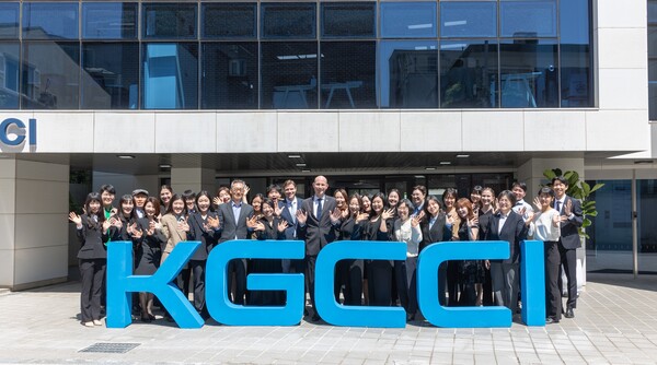 주한독일상공회의소 임직원이 신사옥 확장 이전 기념 촬영을 하고 있다.