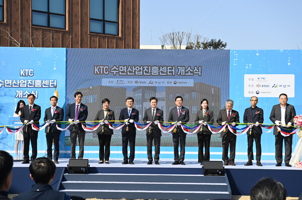 지난 3월 15일 열린 수면산업진흥센터 개소식에서 김태흠 충남도지사를 비롯한 참석자들이 테이프를 자르고 있다.
