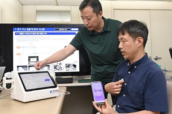 한국전자통신연구원(ETRI)이 호흡에 대한 다중감각 센싱 정보를 인식해 만성 폐쇄성 폐질환(COPD), 폐섬유증, 천식 등 폐질환을 조기에 선별할 수 있는 기술을 개발했다. 