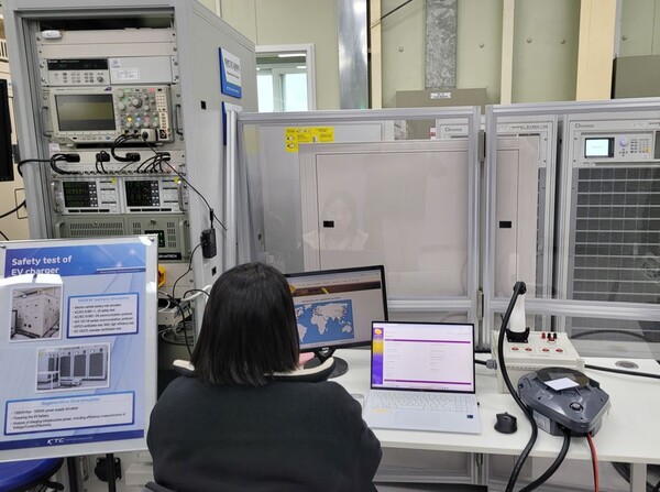 한국기계전기전자시험연구원(KTC) 관계자가 전기차 충전기 시험을 진행하고 있다.