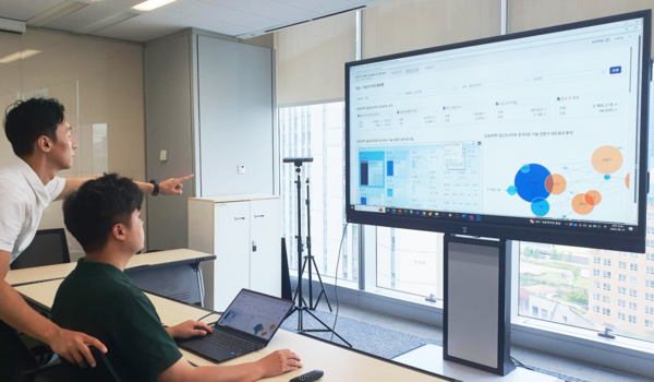 포스코이앤씨 관계자가 생성형 AI를 활용한 건설 지식 DB 서비스를 활용하고 있다.